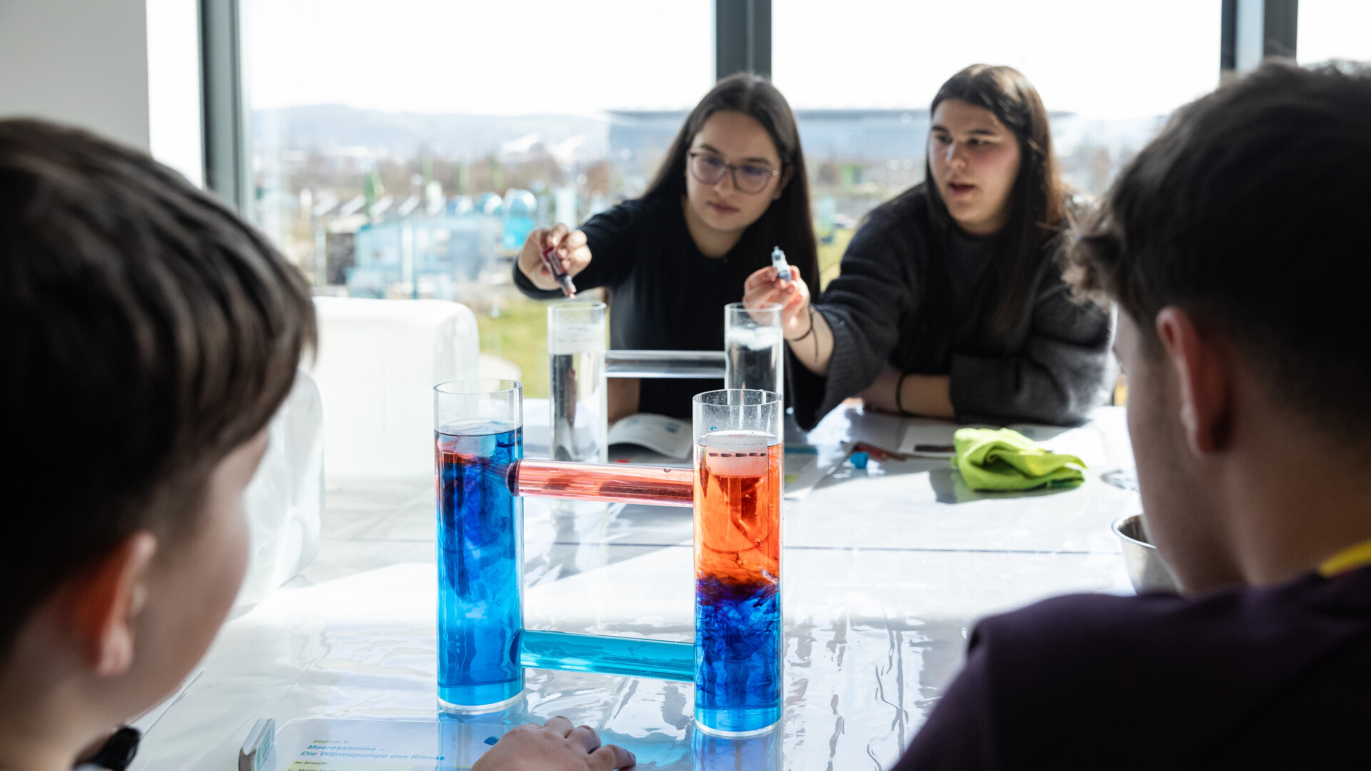 Sch&uuml;lergruppe f&uuml;hrt Experiment zu Meeresstr&ouml;mungen durch.