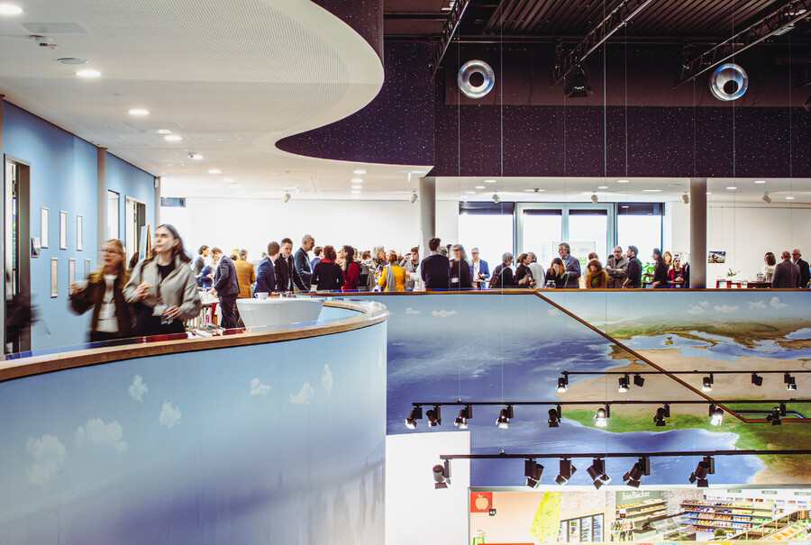 Empore und Eventfl&auml;che mit Besuchern in der Klima Arena